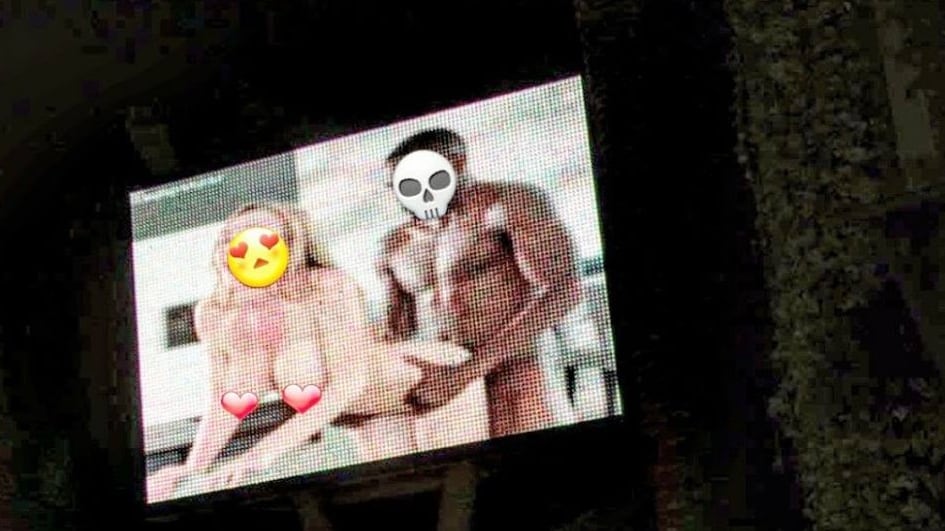 Immagini porno su display città di Bogliasco, è caccia all'hacker