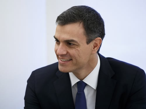 E Pedro si mette a consigliare libri (che non legge) e canzoni