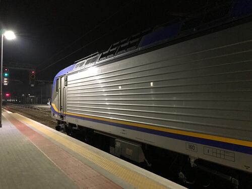 Invade i binari del treno e blocca l’intera linea dei treni da Firenze