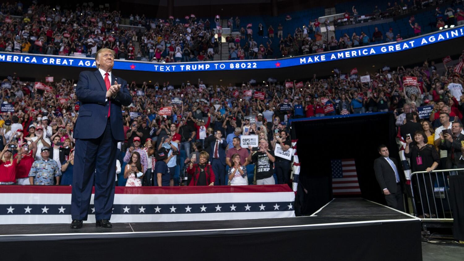 A Tulsa Trump fa flop per una trappola social (e una gaffe sul virus)