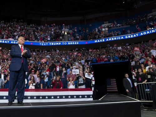 A Tulsa Trump fa flop per una trappola social (e una gaffe sul virus)