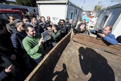 Salvini fra le baracche dei rom: "Da incivili vivere in un campo" 17