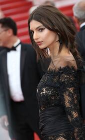 Emily Ratajkowski, l'abito di pizzo nero che incanta Cannes 3