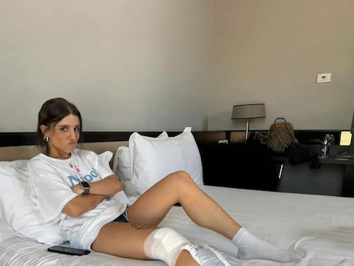 Cade mentre scende dall'aereo. Incidente per Angelina Mango: "Ho avuto paura"