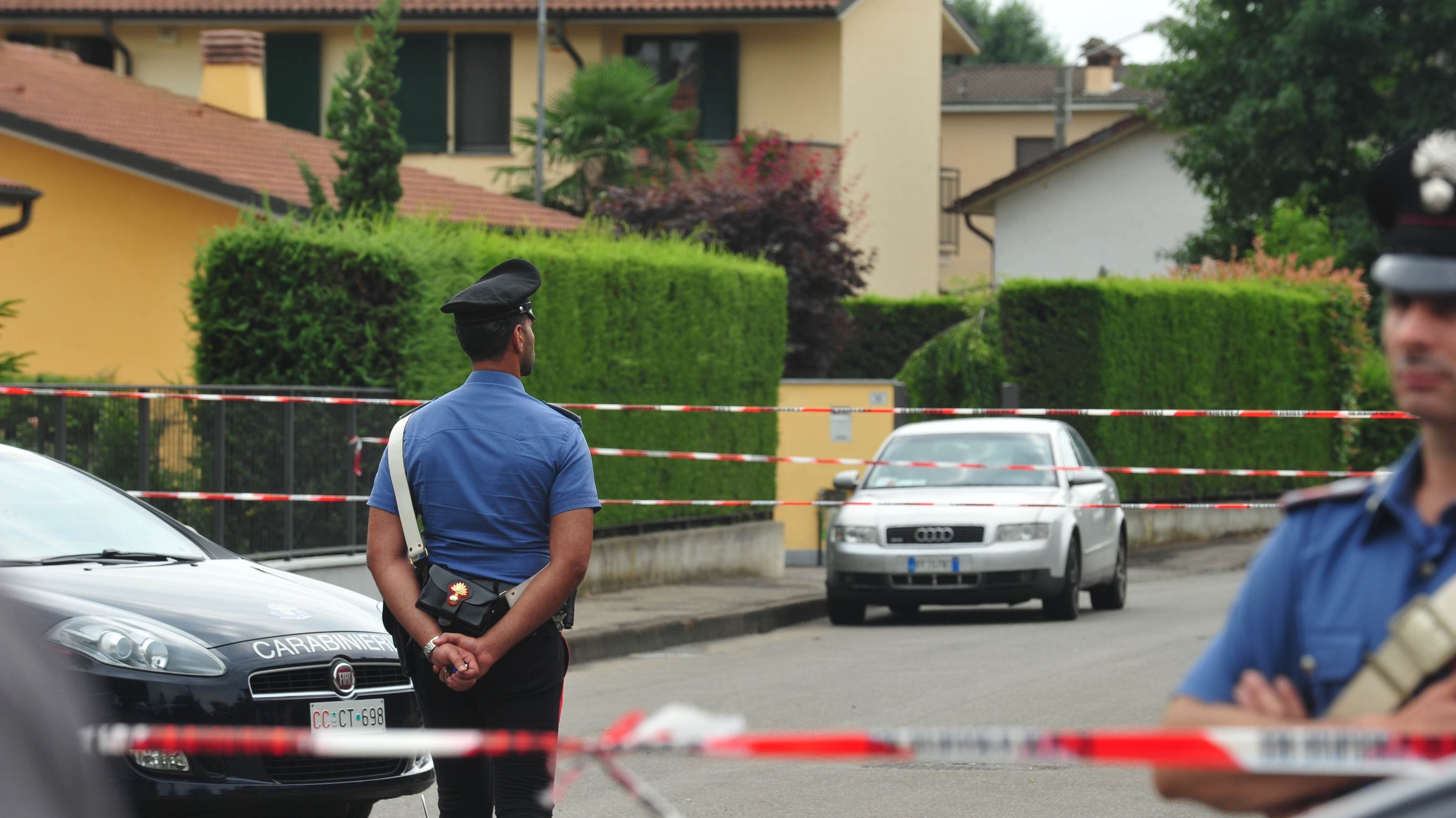 Madre e due bambini trovati morti nel Milanese