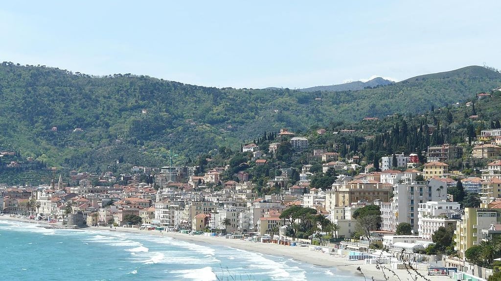Liguria, l'appello di Alassio e Laigueglia: "Spiagge a numero chiuso"