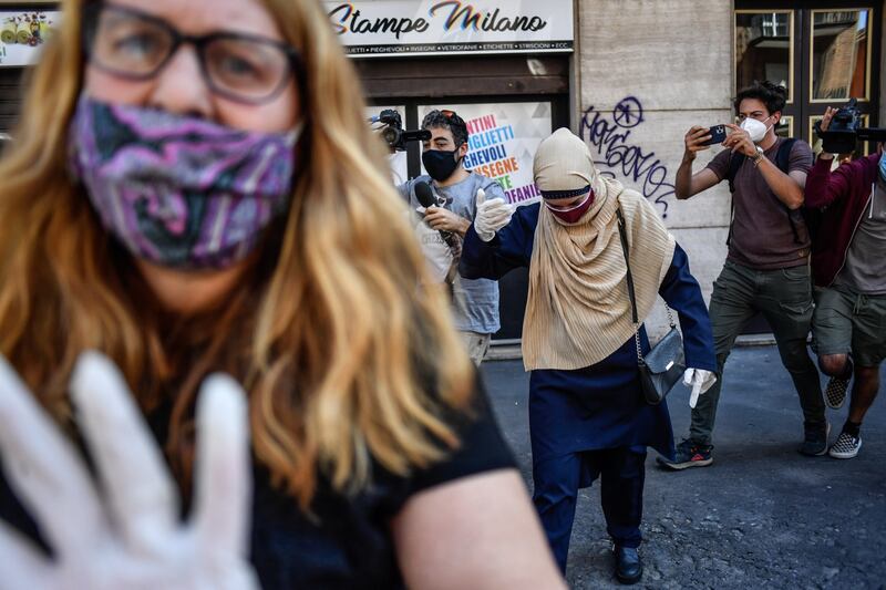 Silvia Romano, prima uscita pubblica dopo la quarantena 6