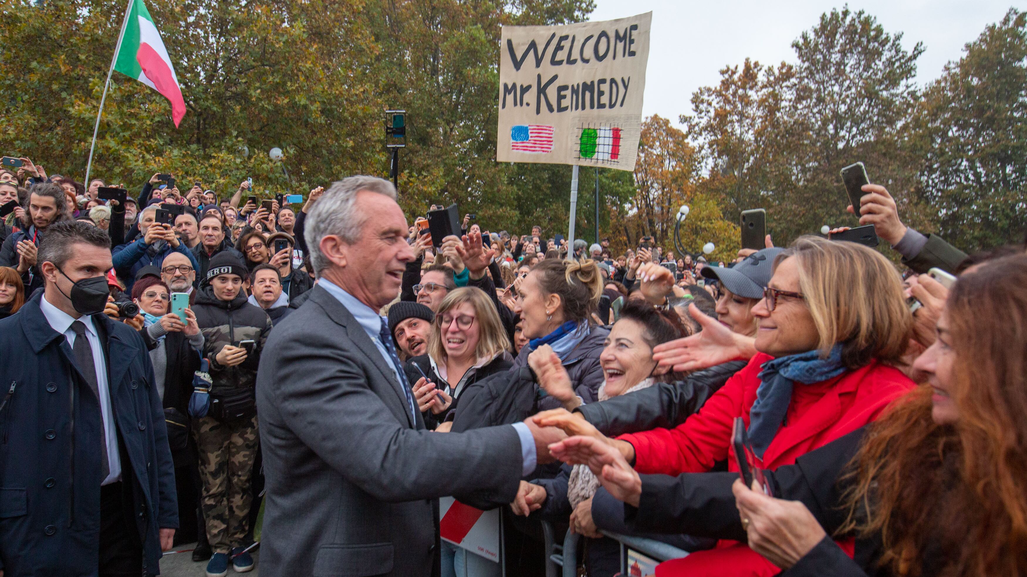 "Green pass strumento per un colpo di Stato": Kennedy a Milano tra i no vax