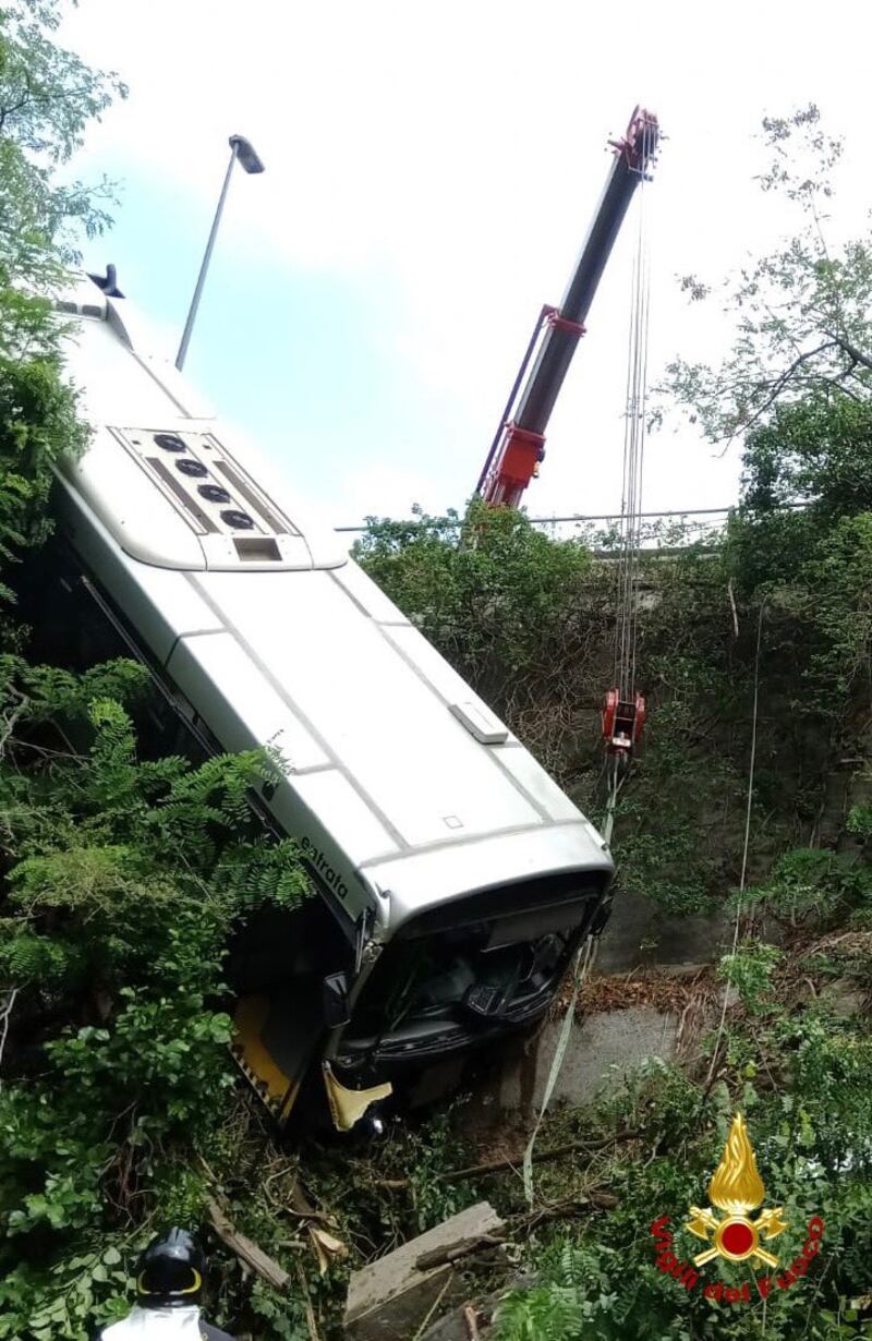 Bus precipitato in una scarpata a Savona: le operazioni di soccorso ai passeggeri 1