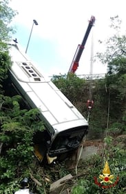 Bus precipitato in una scarpata a Savona: le operazioni di soccorso ai passeggeri 1