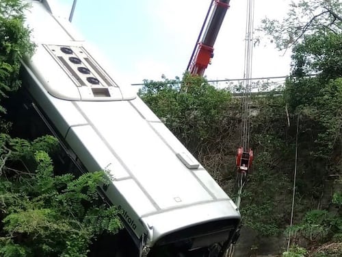 Bus precipitato in una scarpata a Savona: le operazioni di soccorso ai passeggeri