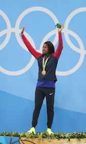Simone Manuel fa la storia: prima afroamericana a vincere l'oro nel nuoto. Le lacrime di gioia 12