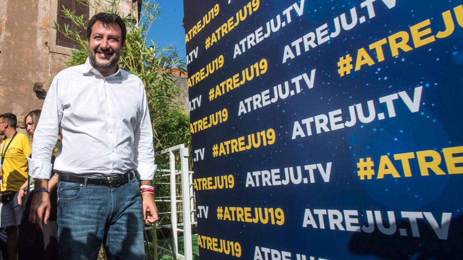 Cambio di linea: Salvini sull'euro fa retromarcia