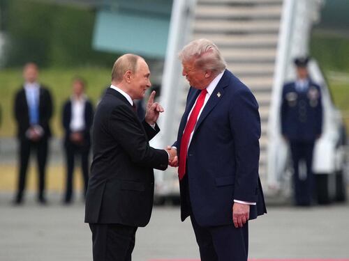 "Re medievali e Cosacchi". La lezioni di Putin e la rabbia di Trump: cosa è successo davvero in Alaska