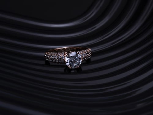 Parigi, si finge principessa e ruba 1,6 milioni in gioielli