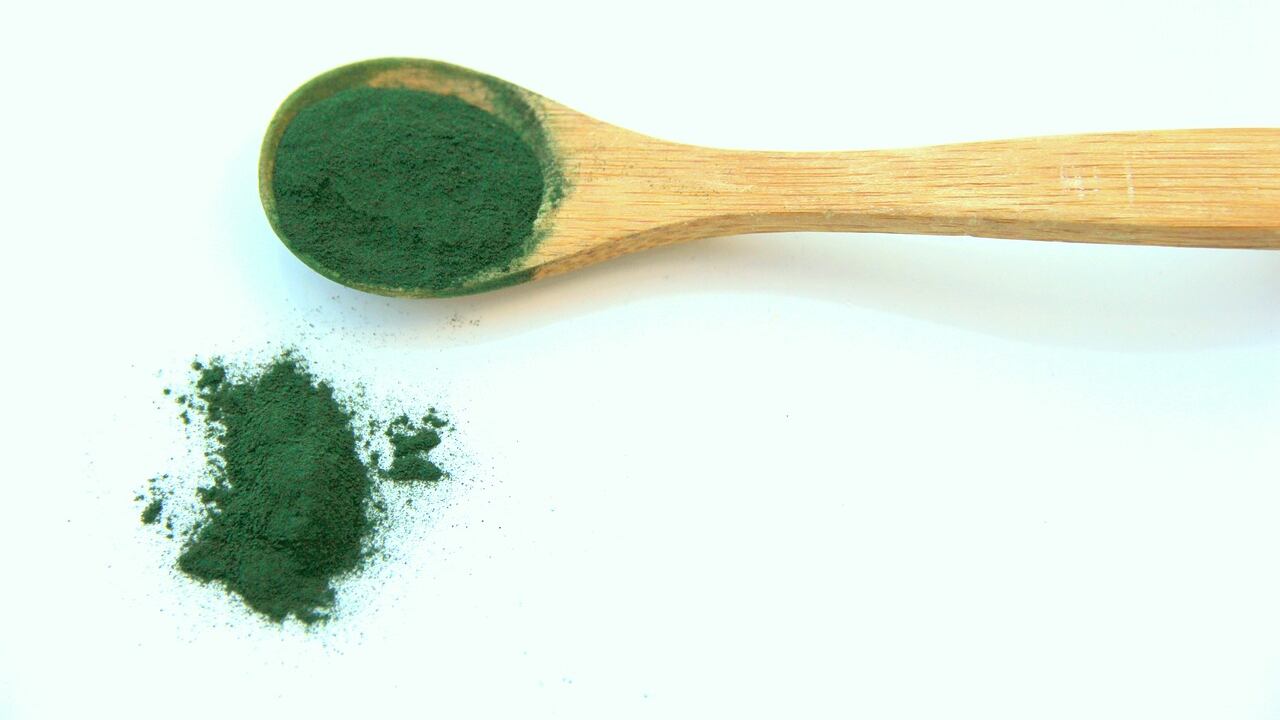 Spirulina: proprietà, benefici e come assumerla