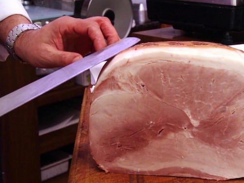 Contaminazione da listeria, scatta l'allarme: occhio a queste confezioni di prosciutto cotto. Come riconoscerle