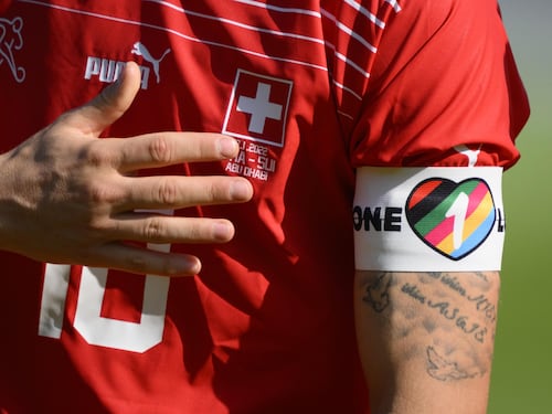 "Stop alle fasce arcobaleno". La decisione della Fifa scatena polemiche