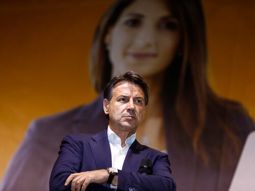 Cinque domande a Conte: sapeva dei soldi dall'estero?