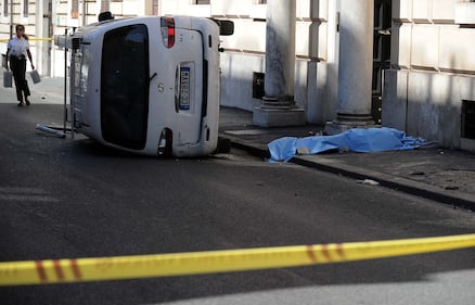Roma, furgone travolge i passanti: morta una donna 5
