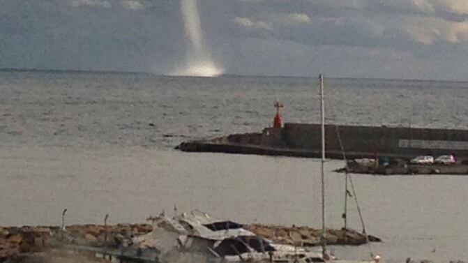 Violenta tromba d'aria a Sanremo. Allerta maltempo in tutto il Nord
