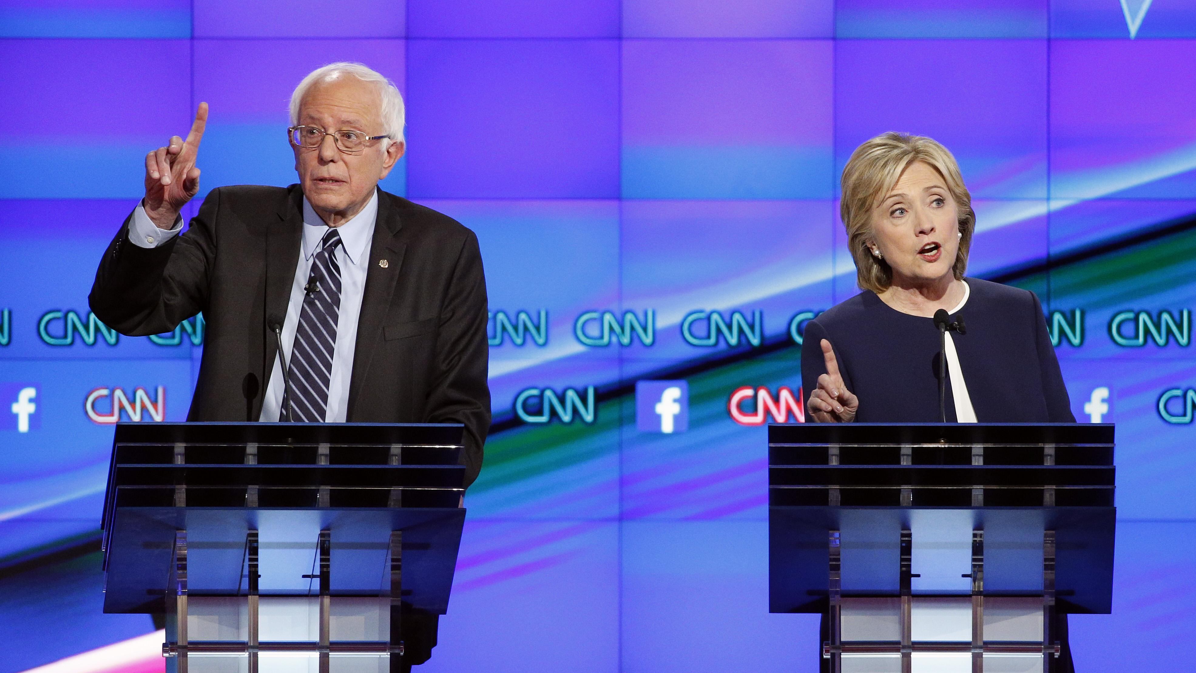 Hillary la spunta nella sfida tv. Ma è Sanders a salvarla sul mailgate