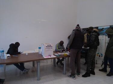 In fila per votare per le elezioni in Senegal  7