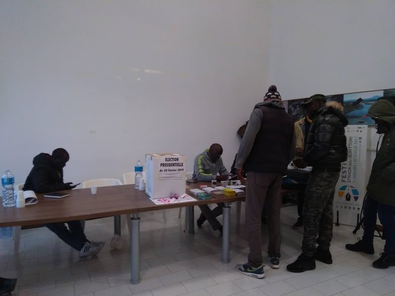 In fila per votare per le elezioni in Senegal 7