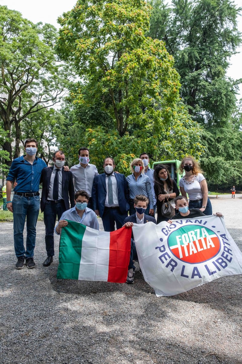 Forza Italia mette il tricolore sulla statua Montanelli 4