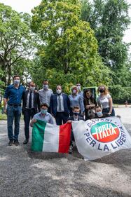 Forza Italia mette il tricolore sulla statua Montanelli 4