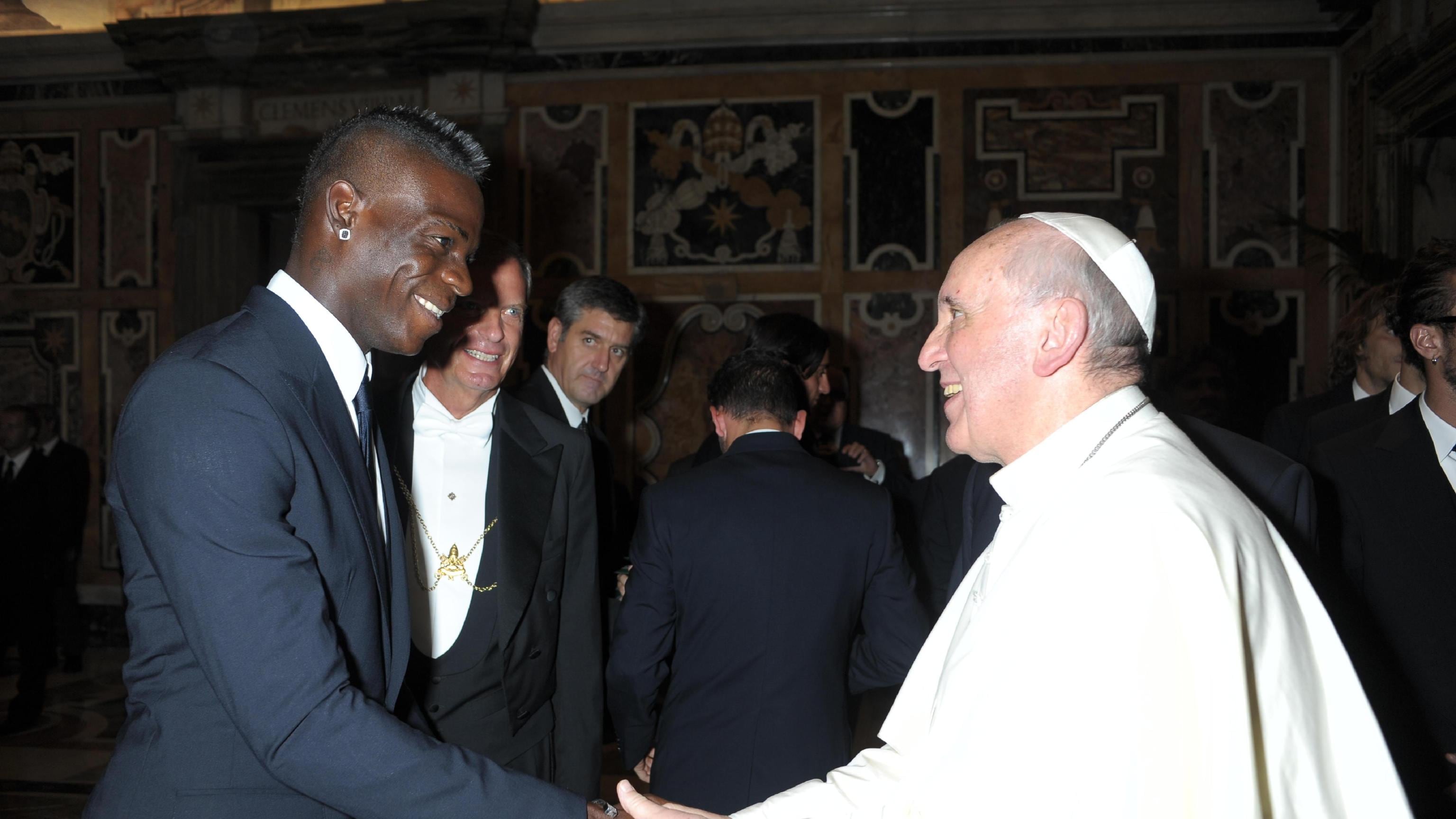 Il Papa tifoso difende il calcio "dono di Dio"