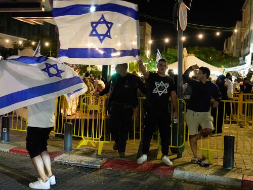 La bandiera israeliana issata ad Aita Shaab. Primo segno di vittoria