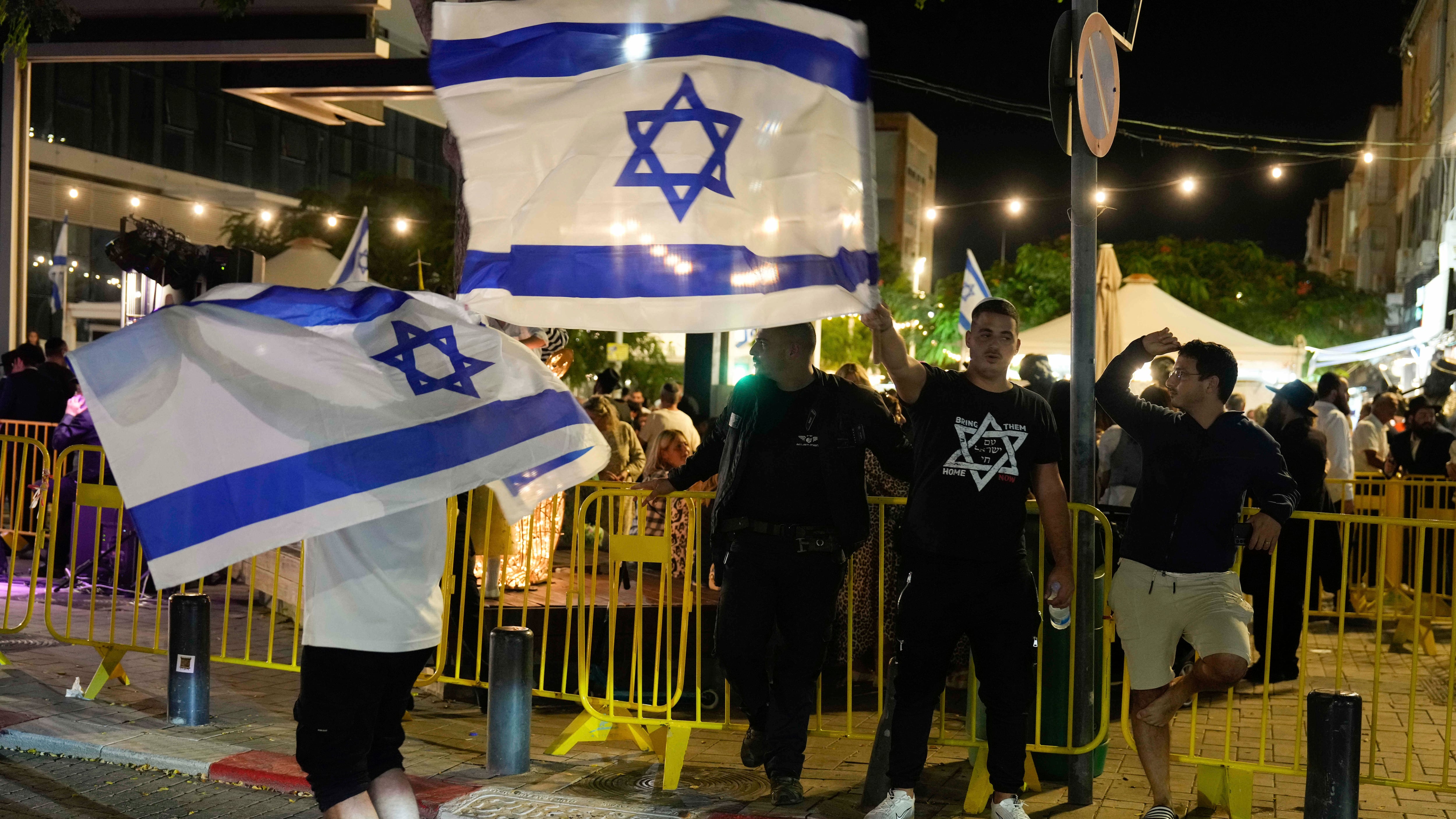 La bandiera israeliana issata ad Aita Shaab. Primo segno di vittoria