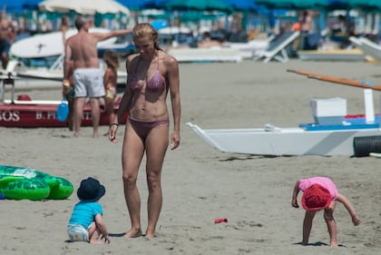 Michelle Hunziker, sexy in spiaggia con le figlie 33