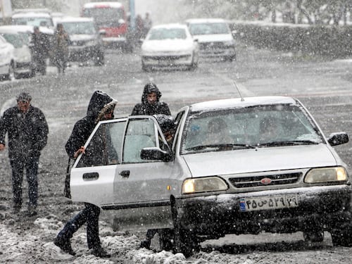 La rivolta della benzina infiamma tutto l'Iran. La polizia apre il fuoco