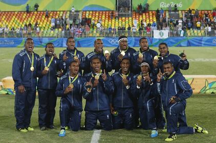 Olimpiadi, oro storico per le isole Fiji: la squadra di rugby in ginocchio sul podio per la principessa Anna 11