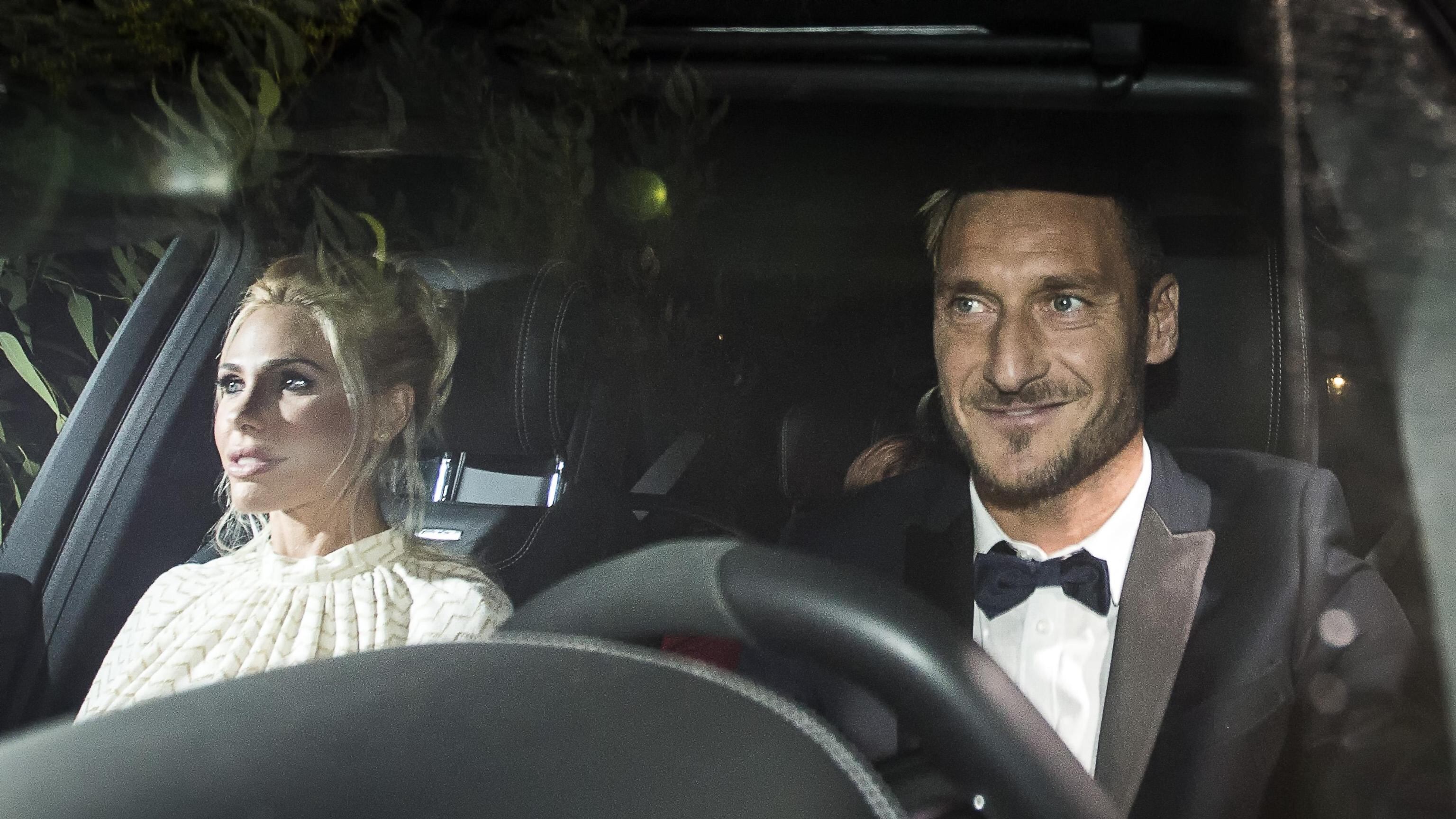 "Con la figlia da Noemi". Totti colto in fuorigioco dai detective di Ilary