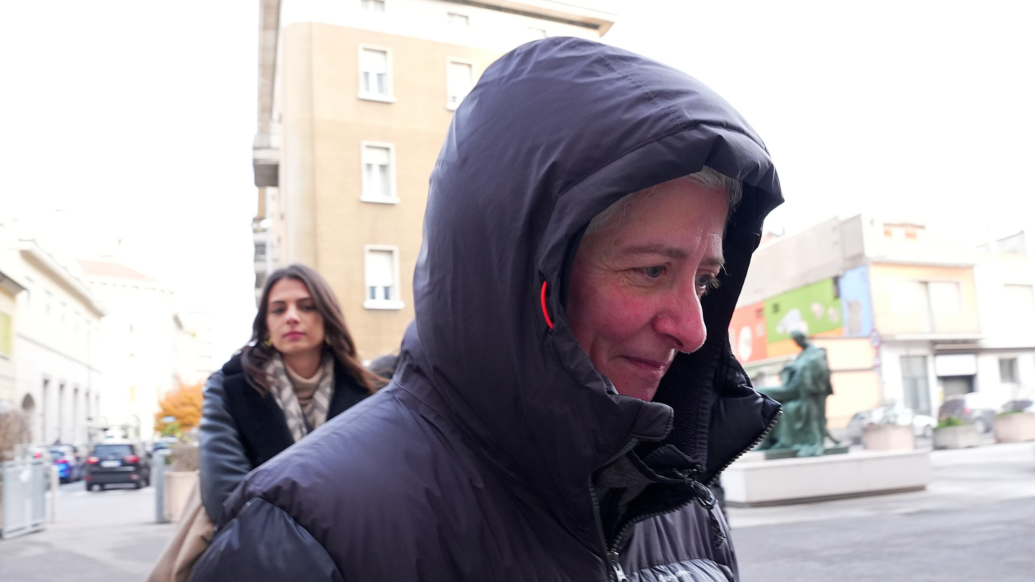 "Piantatela, basta". La suora indagata si scaglia contro i giornalisti fuori dal tribunale di Brescia