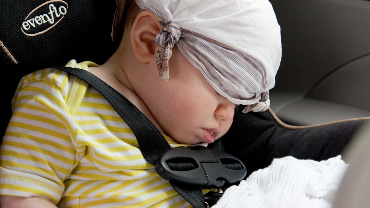 Bimba di 2 anni dimenticata in auto dal padre: muore dopo ore al caldo