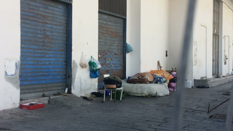 Napoli, nel parco della Marinella: tra rifiuti, tossicodipendenti e disperati 1