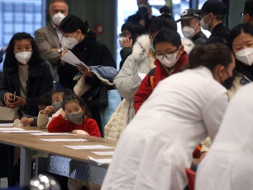 A Shangai i malati in barella sui marciapiedi: "11mila morti al giorno"