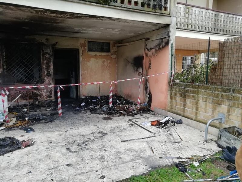 Tragedia a Capodanno, una coppia perde la casa: "È stato un petardo" 5