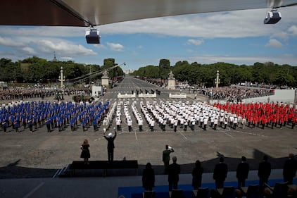Parigi, parata per la festa del 14 luglio 7