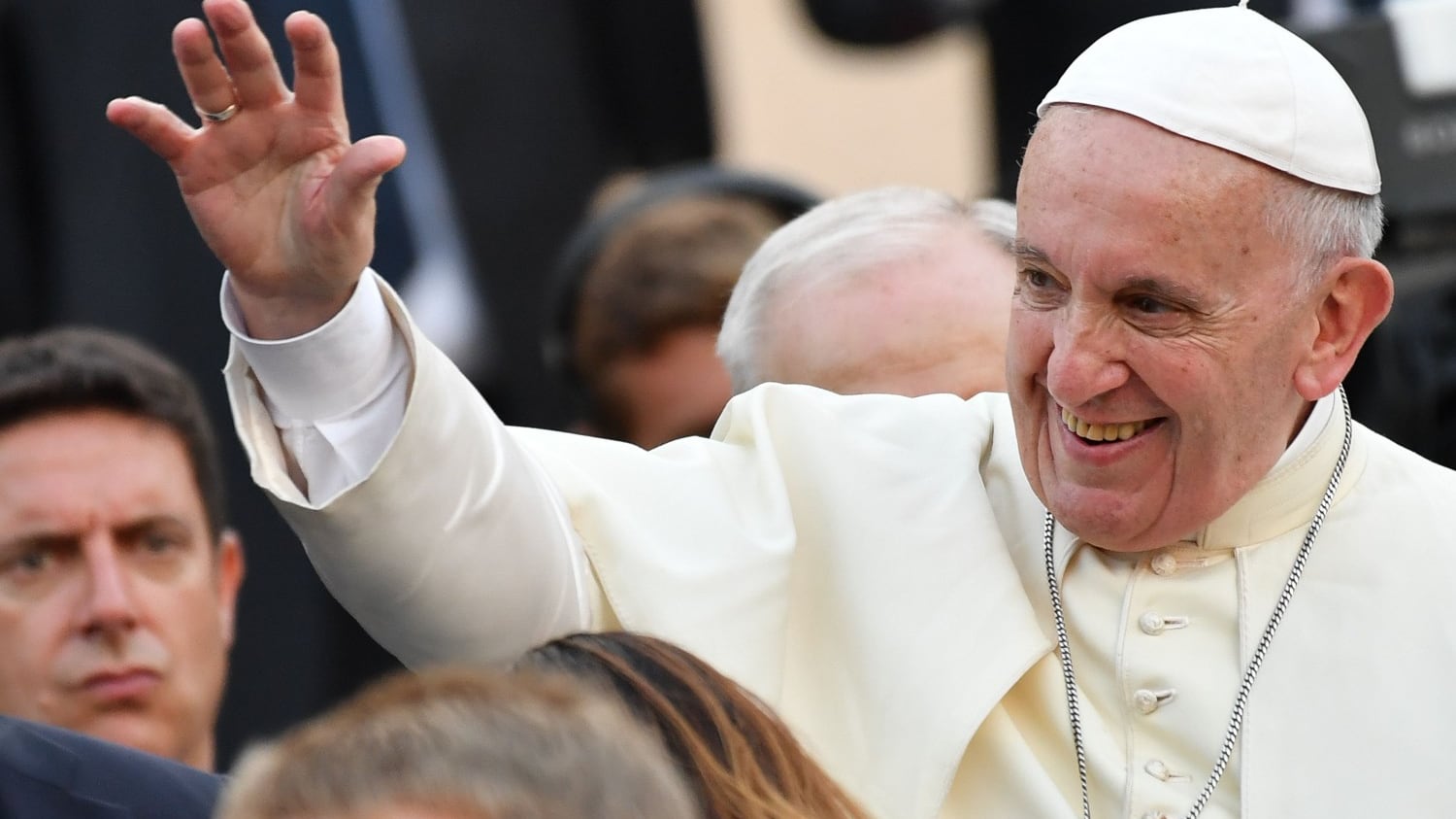Papa Francesco tuona: "Potere e denaro illusioni che schiavizzano"