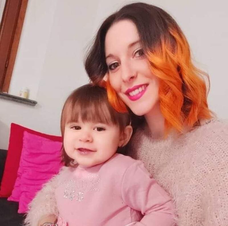 In foto, Silvia Barni con la figlia Sharon (Immagine da profilo Facebook)