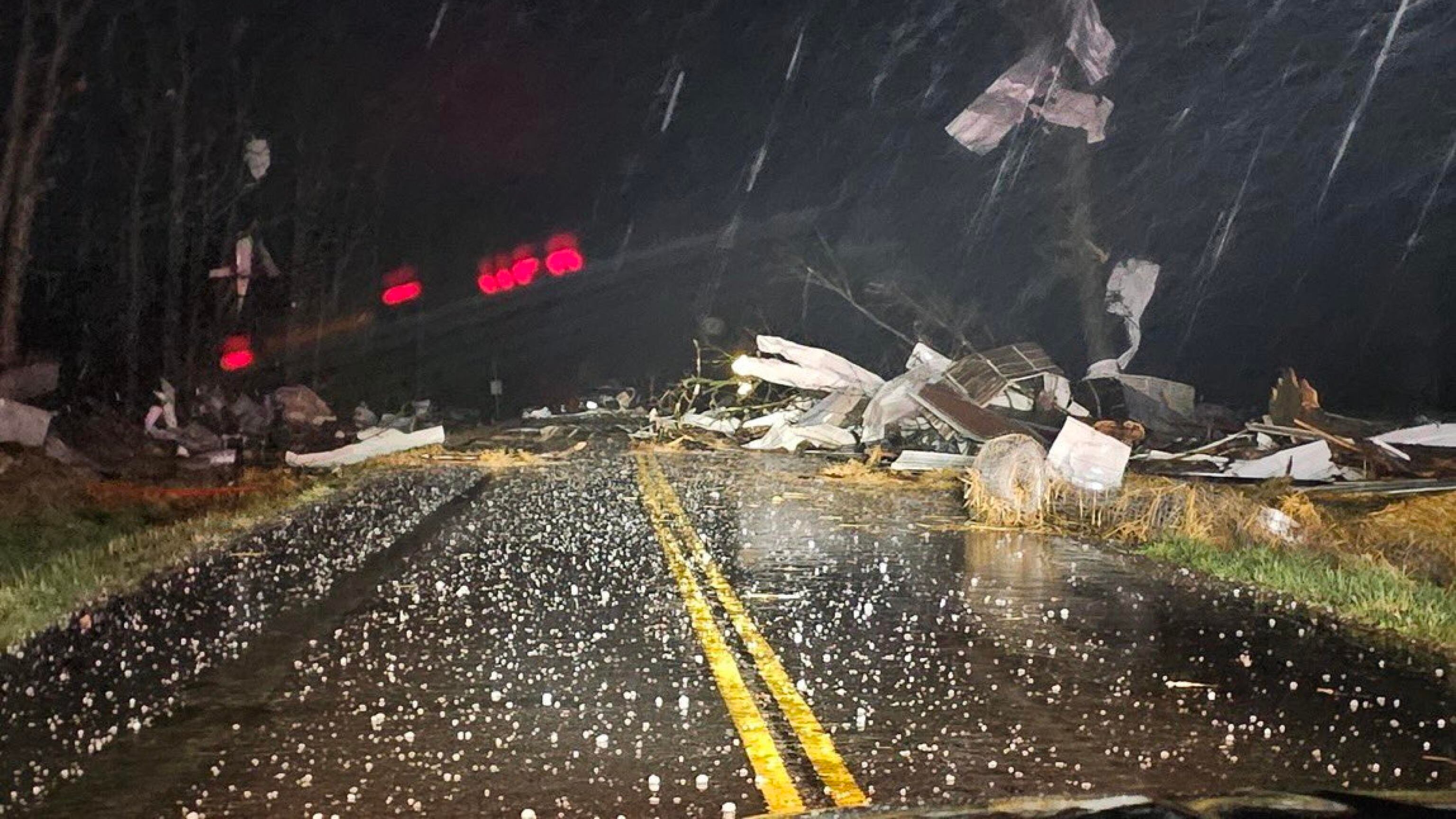 Tornado, incendi, morti. Una tempesta mostruosa spazza via le case negli Usa