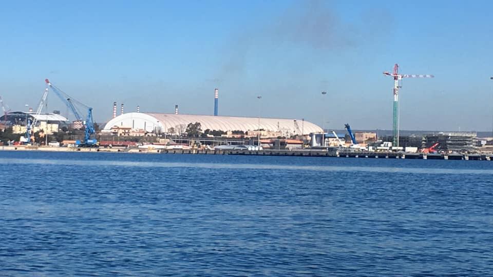 Taranto, nello stabilimento Mittal operaio dimenticato a 70 metri di altezza