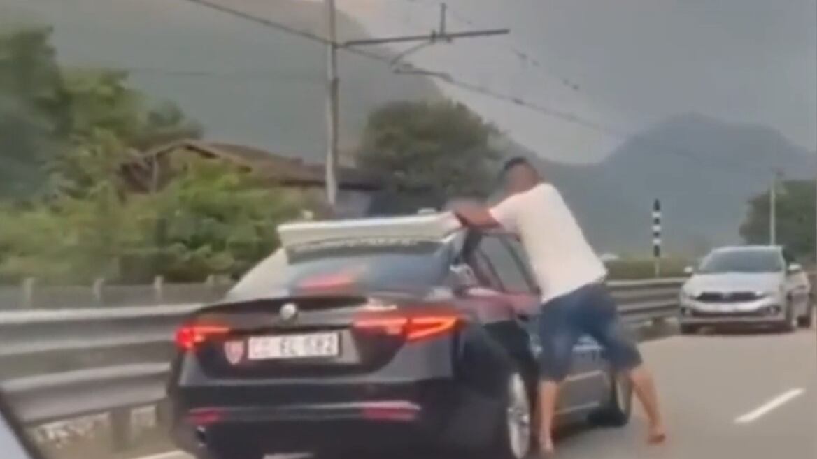 Calci e sassate contro l'auto dei carabinieri: arrestato 32enne straniero