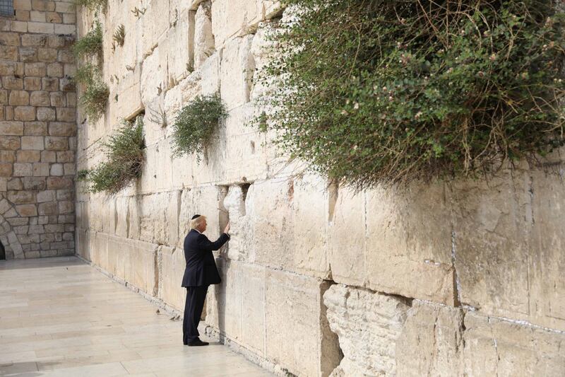 Donald Trump, il primo presidente Usa a visitare il Muro del Pianto 5