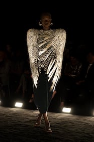 Daniel Roseberry riscrive la storia dell'alta moda per Schiaparelli 1